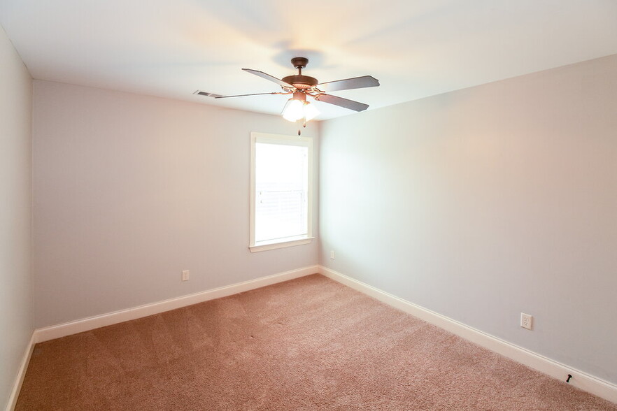 Building Photo - 3145 Pinetree Loop N