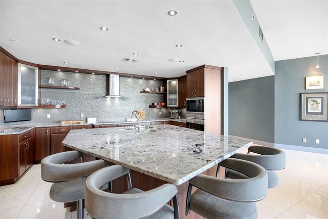 Building Photo - 175 1st St S