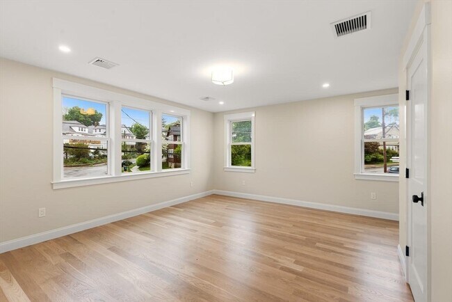 Building Photo - 45 Maplewood St