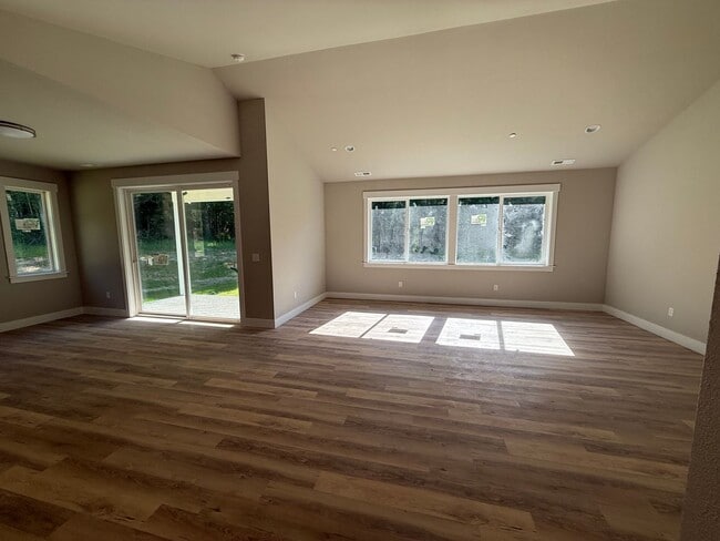 Building Photo - Spacious home in Bremerton.  Apply today t...