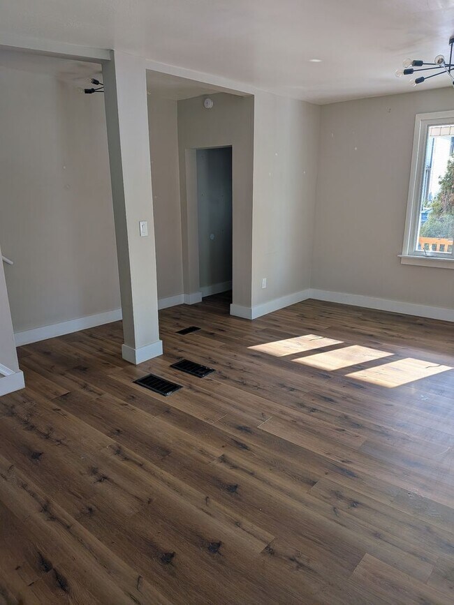 Building Photo - 1043 Meade Ave