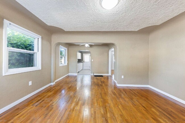 Building Photo - MOVE IN SPECIAL Charming 2 bedroom duplex