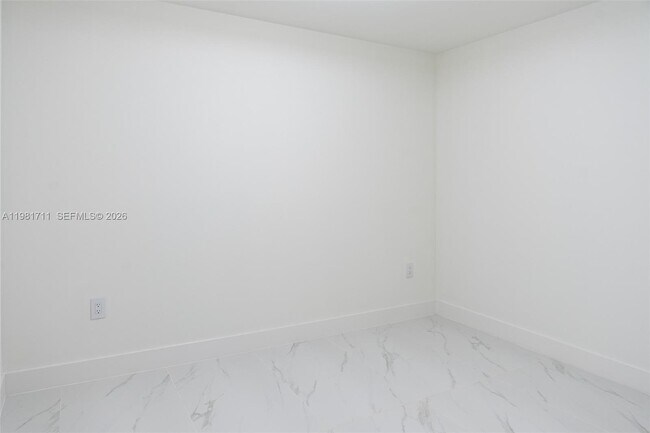 Building Photo - 700 NE 24th St