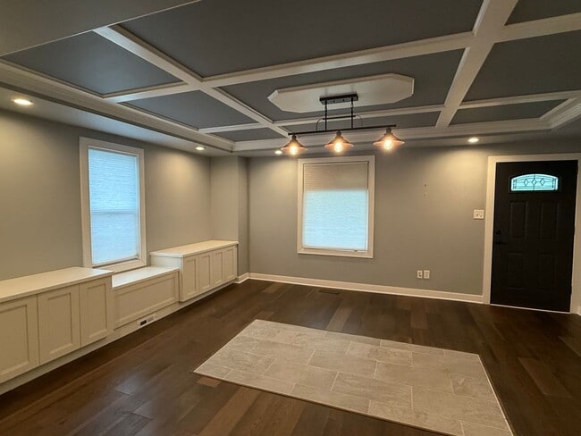 Building Photo - Beautifully updated THREE BEDROOM - Southe...