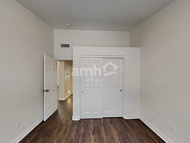 Building Photo - 5383 W Elgin St