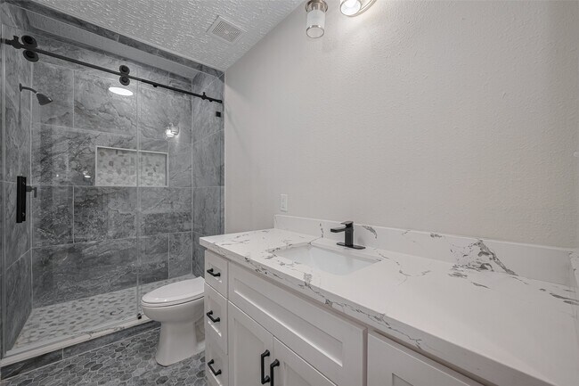 Building Photo - 2206 Hoskins Dr