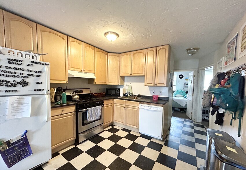 Building Photo - 90 Hammond St