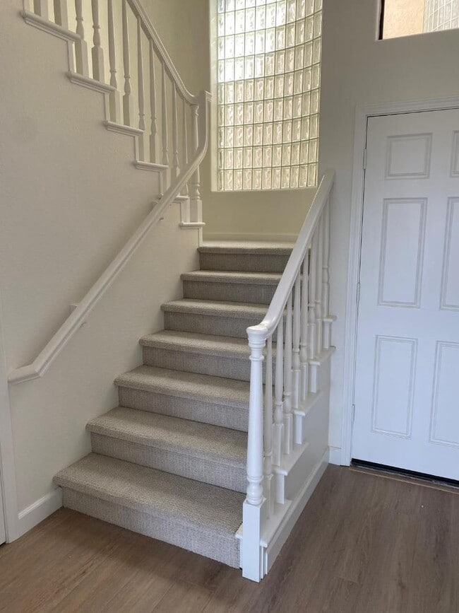 Building Photo - 27 Tulip Ln