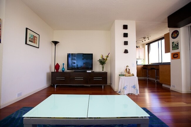 Building Photo - Beautiful High Rise Condo in Washington Sq...