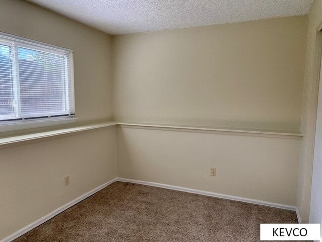 Building Photo - Beautiful Three Bedroom Home!