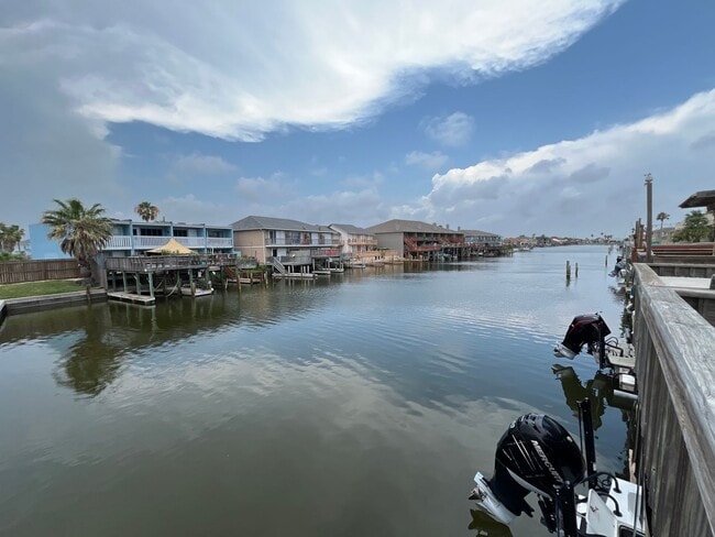 Building Photo - WATERFRONT TOWNHOME ON THE ISLAND!