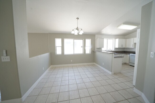 Building Photo - SHOWINGS AVAILABLE NOW