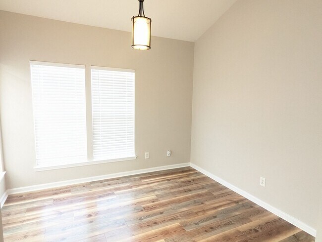 Building Photo - Townhome Close to I-485 and Shopping/Restaraunts