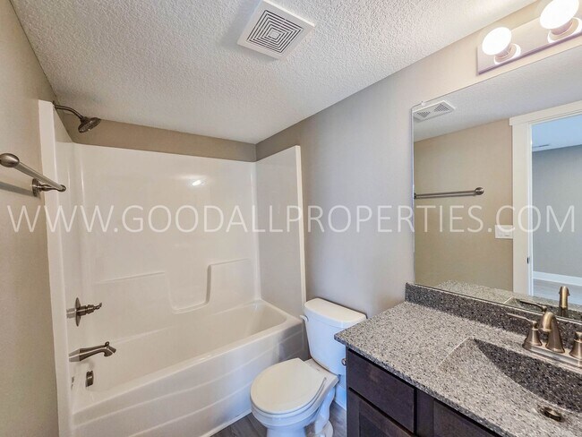 Building Photo - 4-Bedroom, 3.5-Bath Home with Walkout Finished Basement in Norwalk