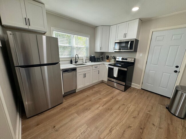 Building Photo - Renovated 2 Bed 1 Bath Home