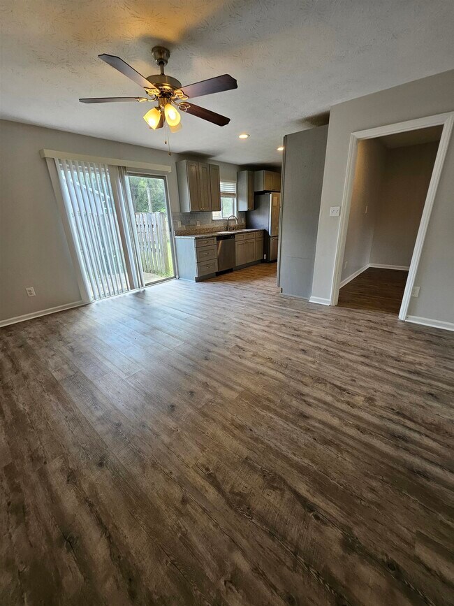 Building Photo - 3235 Springdale Dr