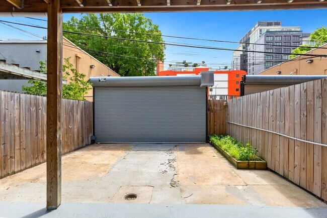 Building Photo - Available Now! 5 Minute Walk From Nats Par...
