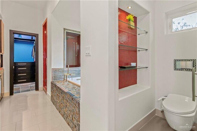 Building Photo - 708 Kiwi Ave