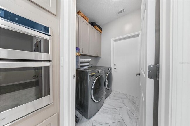 Building Photo - 7770 Glynde Hill Dr