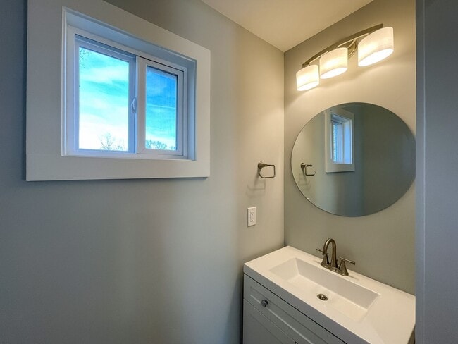 Building Photo - Beautiful, Newer-Construction Compact Cott...