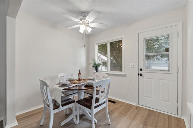 Building Photo - 4 bed/2bath in Bettendorf, IA