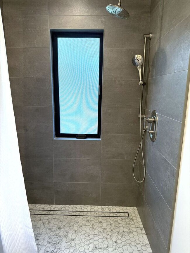 Building Photo - Beautifully Renovated, Pet Friendly Novato...