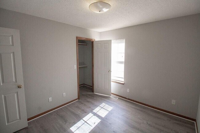 Building Photo - 1316 Valley Creek Ln