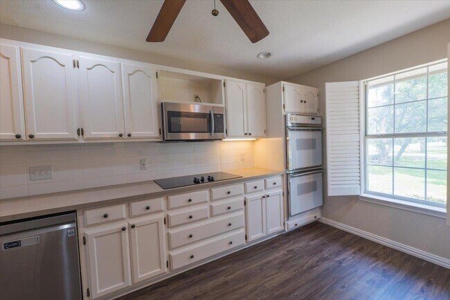 Building Photo - 300 Las Plumas Dr