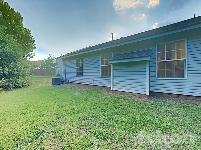 Building Photo - 2008 Sunset Village Dr