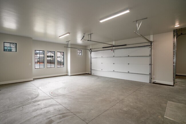 Building Photo - Gorgeous 5 bed | 3.5 bath |  Custom Home with RV Garage in Tonaquint!