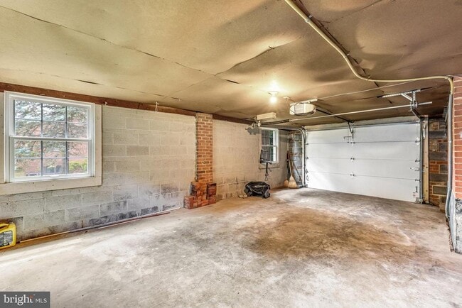 Building Photo - 1023 Westbriar Dr NE