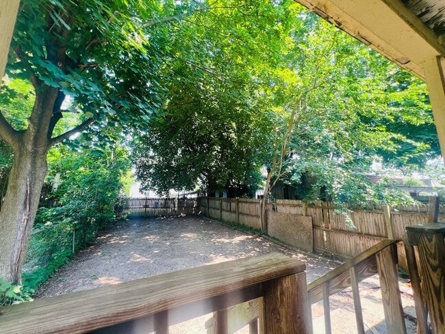 Building Photo - Single Family Home w/ HUGE Yard