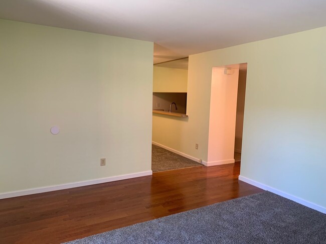 Building Photo - Beautiful Concord Condo!