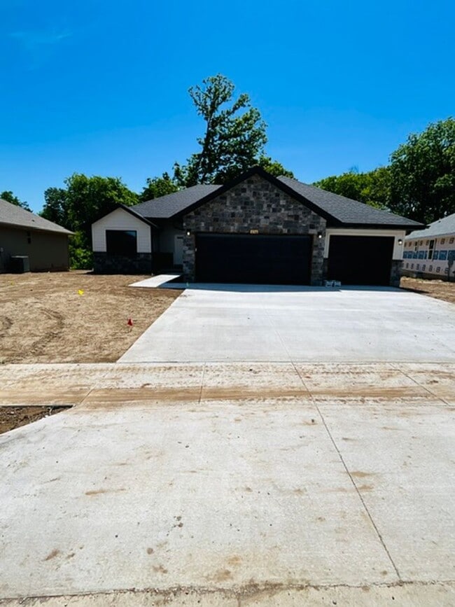 Building Photo - Beautiful, brand-new, 3-bedroom, 2-bath home in Nixa with a 3-car garage.