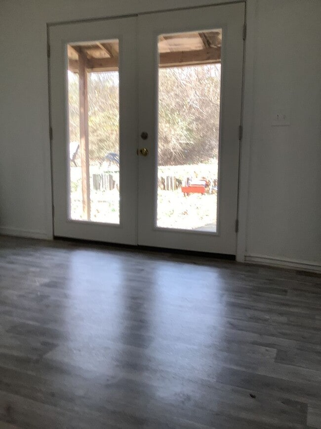 Building Photo - Newly Renovated - 3 Bed/2 Bath Townhouse - Available 06/04/2026