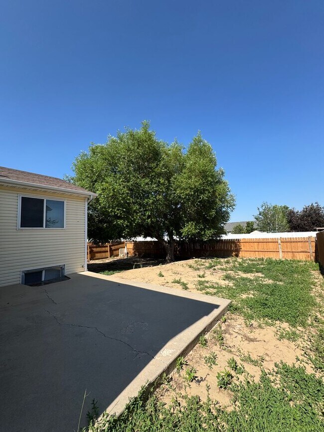 Building Photo - Beautiful 4 bedroom house avail 6/12
