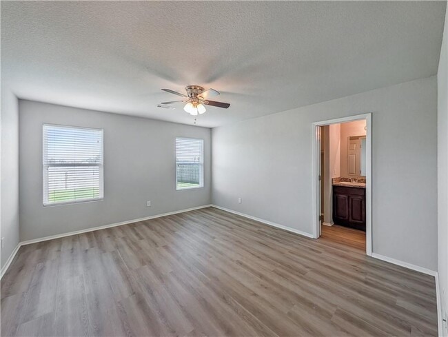 Building Photo - 848 NW Evans Cir