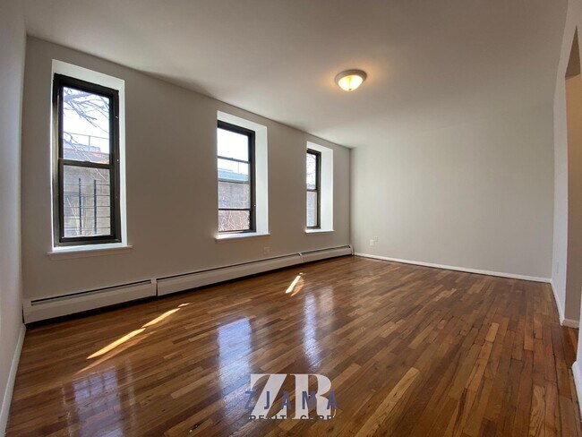 Primary Photo - 152 Parkside Ave