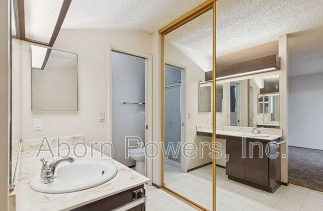 Building Photo - 7025 Catamaran Dr