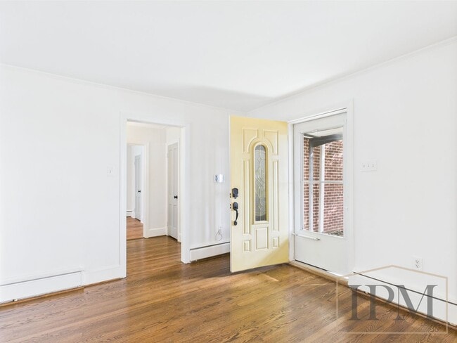 Building Photo - Available Now- Charming 3 Bedroom, 1 Bath ...