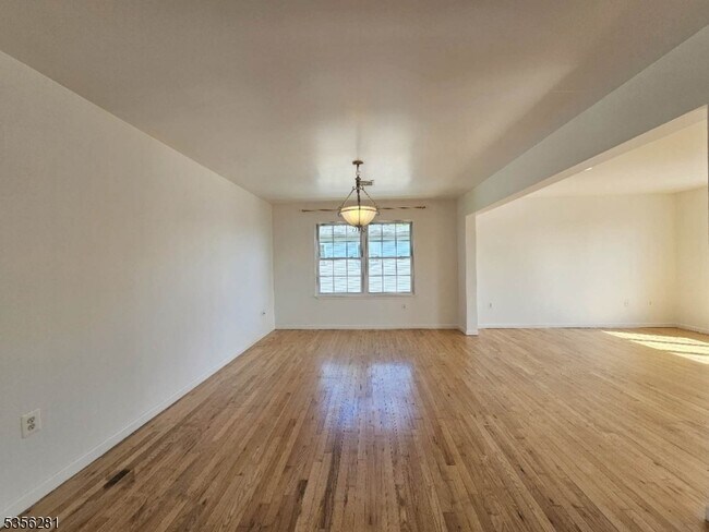Building Photo - 1405 Mopsick Ave