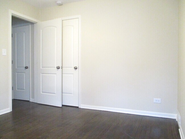 Building Photo - 448 Midway Dr