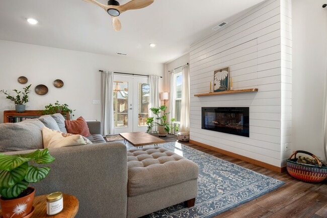 Building Photo - Gorgeous modern craftsman home in South Raleigh!