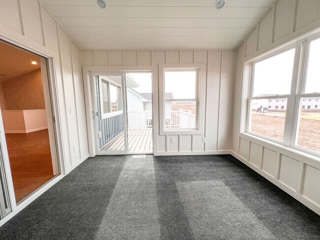 Building Photo - 3 Bedroom Lookout