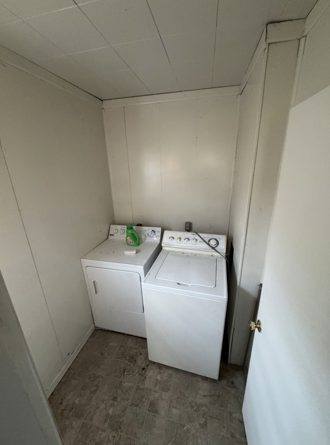 Building Photo - 2 bed, 1 bath Lower Unit in Duplex Available!