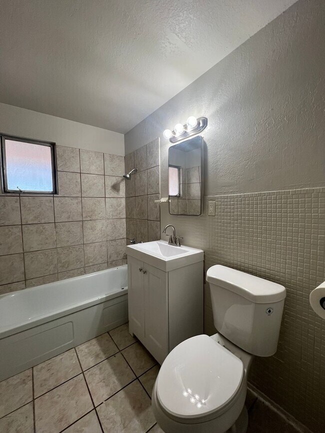 Building Photo - 1020 Taos Dr