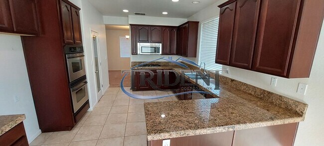 Building Photo - Beautiful 5 bedroom, 3 bath house
