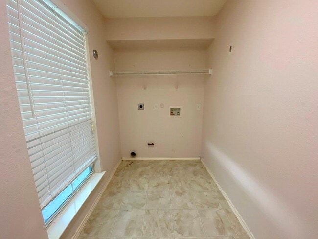 Building Photo - 145 Strawn