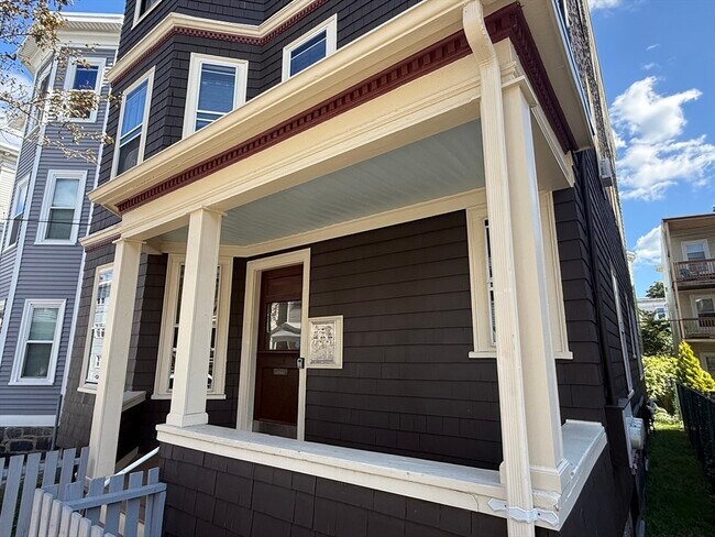 Building Photo - 16 Raven St