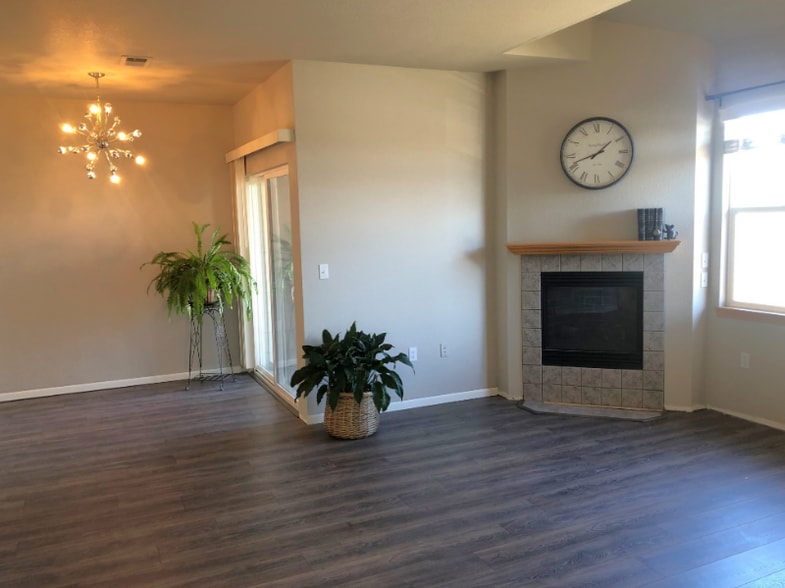 Building Photo - 4245 Boardwalk Dr